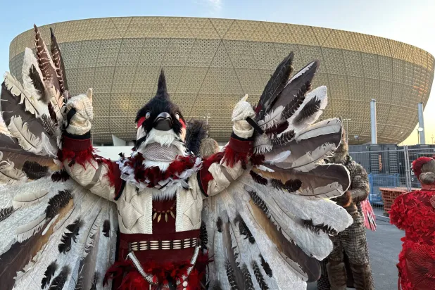 إحدى شخصيات عرض «الفصل المفقود من كليلة ودمنة» أمام استاد لوسيل في الدوحة (الشرق الأوسط)