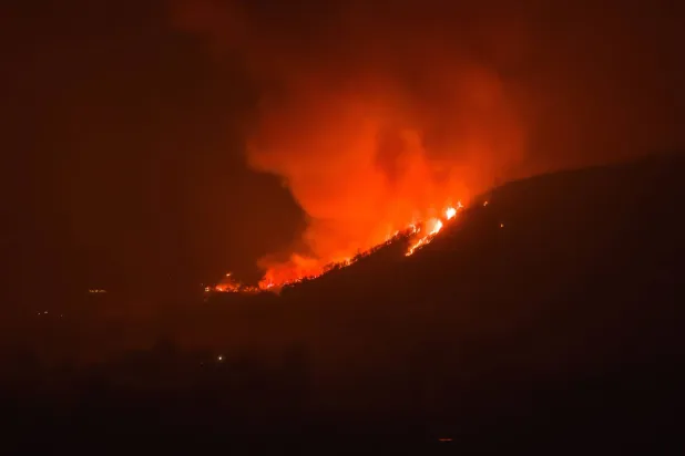 خرج حريق غابات عن السيطرة بالقرب من بيرث في ولاية أستراليا الغربية (رويترز)