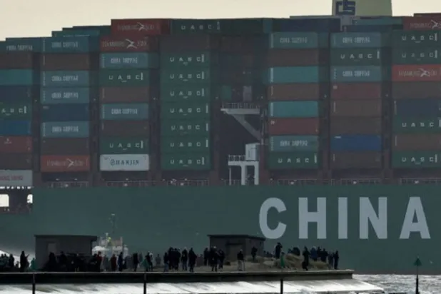 سفينة حاويات عملاقة تابعة للصين في عرض البحر (رويترز)