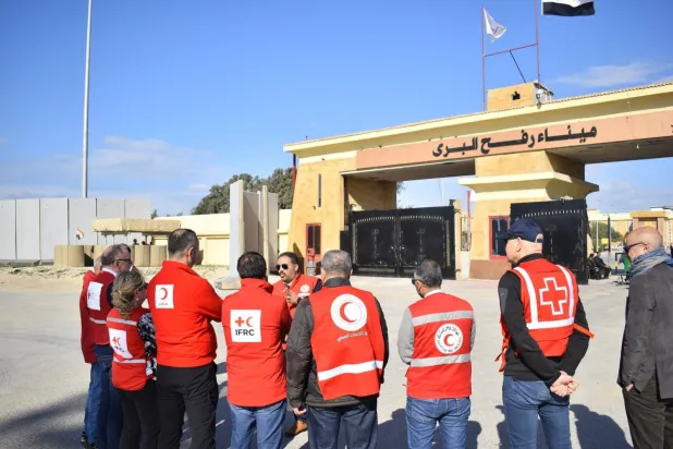 Mısır Kızılayı ve Uluslararası Kızılhaç'tan bir heyet, Refah sınır kapısında (Mısır Kızılayı)