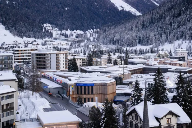 İsviçre’nin Davos beldesi bu hafta Dünya Ekonomik Forumu’na 2 bin 800 katılımcıyı kabul etmeye hazırlanıyor (AP)