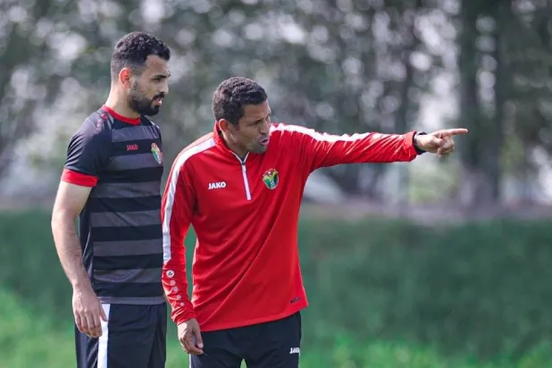 عموتة مدرب الأردن يوجه اللاعبين خلال التدريبات (المنتخب الأردني)