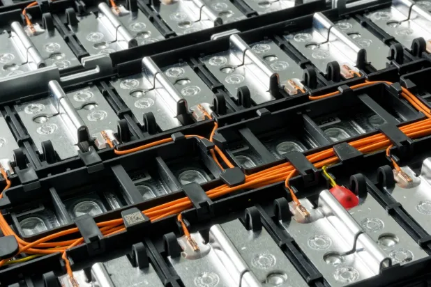 بطاريات الليثيوم خلال التصنيع (غيتي)