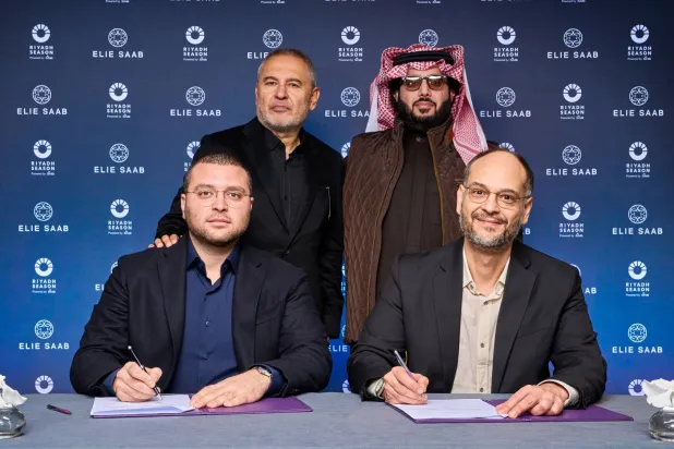 جرى التوقيع بلندن بحضور المستشار تركي بن عبد المحسن آل الشيخ وبالتنسيق مع وزارة الثقافة وهيئة الأزياء و«موسم الرياض» ممثلاً في فيصل بافرط الرئيس التنفيذي وإيلي صعب