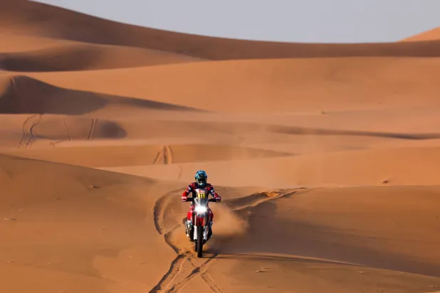 كورنيخو تصدر المرحلة بفارق 32 ثانية فقط عن مطارده بينافيديس (رالي داكار)