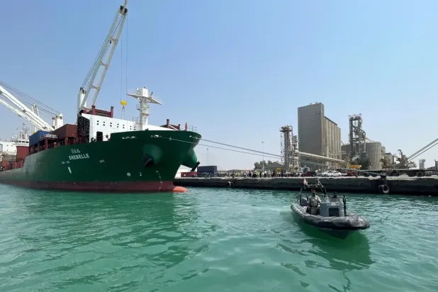 تستغل الجماعة الحوثية المواني اليمنية في الساحل المطل على البحر منطلقاً لهجماتها في البحر الأحمر (رويترز)