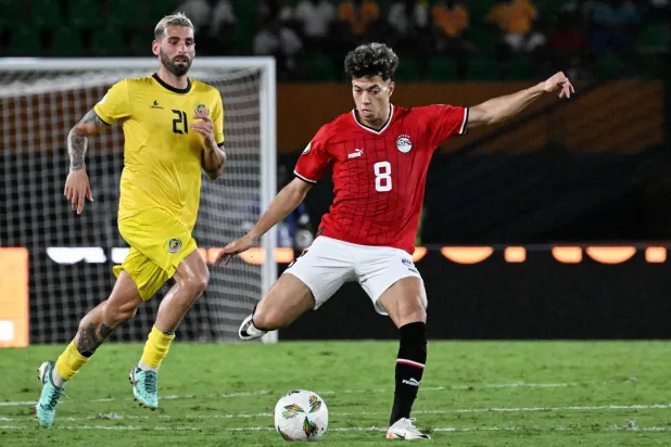 لاعب المنتخب المصري إمام عاشور يسدد في المباراة أمام موزمبيق في الجولة الأولى من منافسات بطولة أمم أفريقيا (أ.ف.ب)