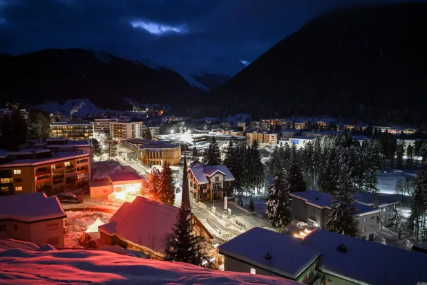 صورة لمنتجع دافوس في جبال الألب مع مركز المؤتمرات في يوم افتتاح المنتدى الاقتصادي العالمي السنوي في دافوس (أ.ف.ب)