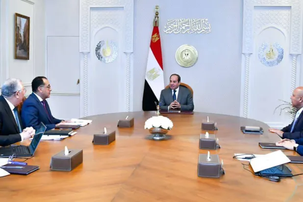 السيسي خلال اجتماع سابق مع مدبولي وعدد من الوزراء (الرئاسة المصرية)