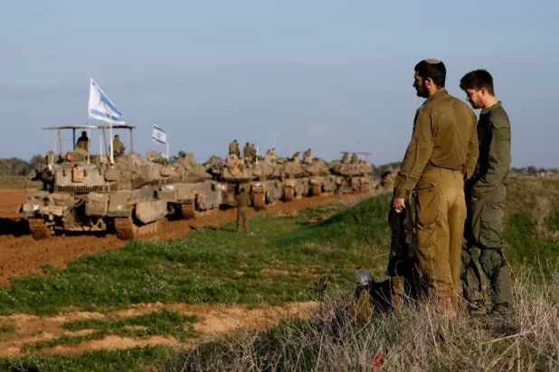 مركبات عسكرية إسرائيلية تنسحب من قطاع غزة كما يظهر من جنوب إسرائيل الاثنين (رويترز)