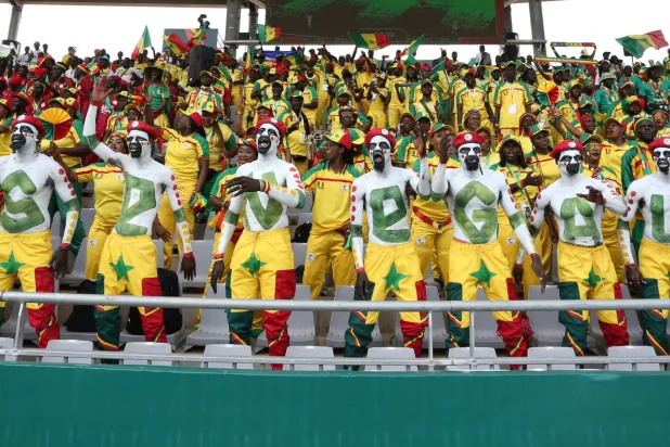 جماهير السنغال في مباراة غامبيا في كأس أفريقيا (غيتي)