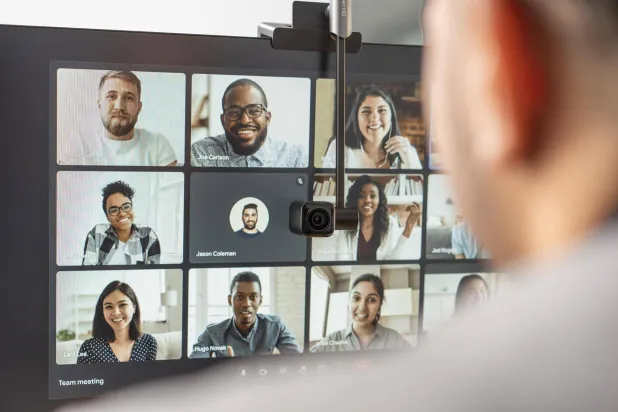 الوضع الوسط للكاميرا يمكن من التواصل وجها لوجه مع الآخرين 