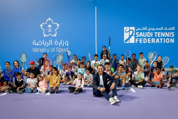 صورة جماعية لنادال مع سعوديين يافعين (الاتحاد السعودي للتنس)