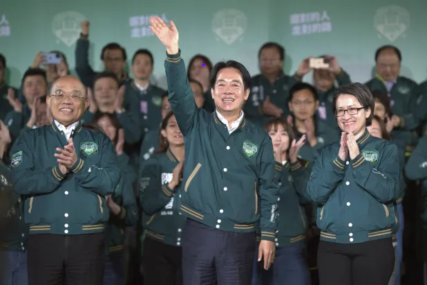 الرئيس التايواني المنتخب لاي تشينغ تي (وسط) يحتفل بفوزه وسط أنصاره (أ.ب)