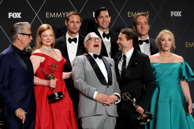 فريق مسلسل Succession محتفلاً بفوزه الكبير في ليلة ال"إيمي" (رويترز)