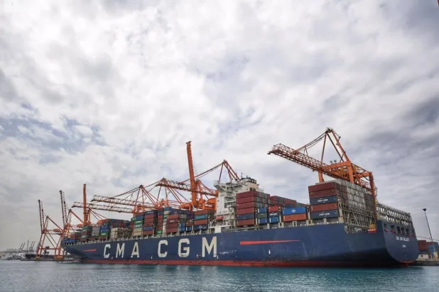 سجل ميناء جدة الإسلامي أعلى مناولة شهرية في تاريخه بمناولة نحو 500 ألف حاوية قياسية خلال أكتوبر (واس)