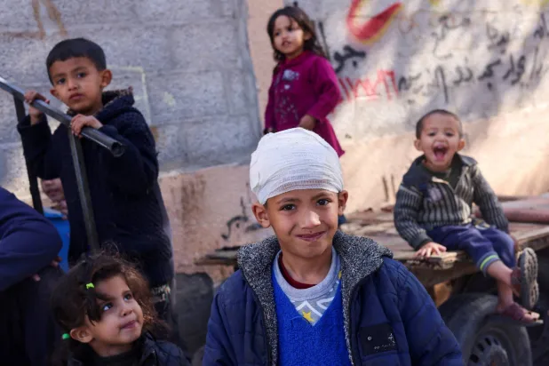 ميسرة أبو تلخ طفل أصيب في غارة إسرائيلية وانتقل مع عائلته النازحة إلى رفح جنوب قطاع غزة الاثنين (رويترز)