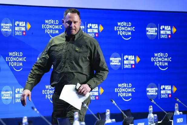 مدير مكتب الرئيس الأوكراني أندري يرماك في مؤتمر صحافي بدافوس الأحد (إ.ب.أ)