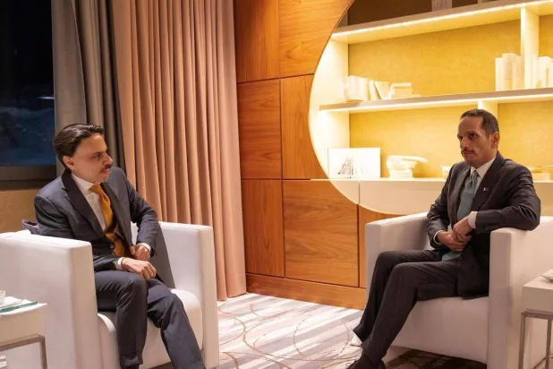 وزير الخارجية السعودي خلال مباحثاته مع نظيره القطري في دافوس (واس)