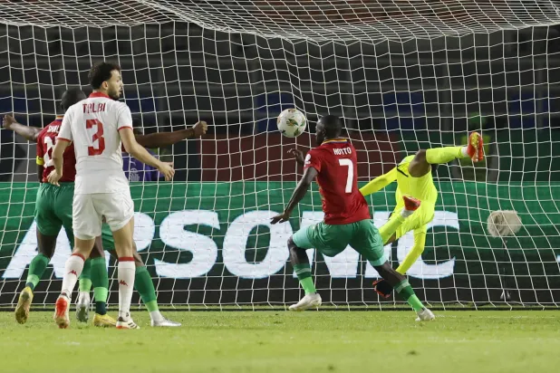 هوتو لاعب ناميبيا يسجل هدف الفوز برأسه في مرمى تونس (رويترز)