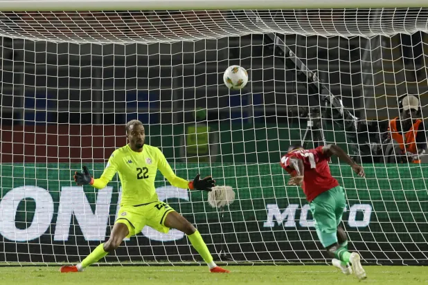 هوتو لاعب ناميبيا يسجل هدف الفوز برأسه في مرمى تونس (رويترز)