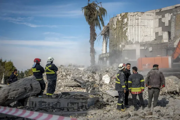 خدمات الطوارئ تقوم بإزالة أنقاض منزل أصيب بضربات صاروخية إيرانية في أربيل بالعراق الثلاثاء 16 يناير 2024 (أ.ب)