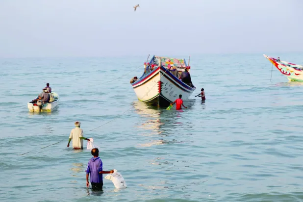 أدت الهجمات الحوثية إلى عسكرة البحر الأحمر وتهديد حياة الصيادين (أ.ف.ب)