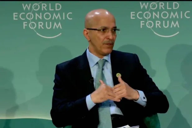 الجدعان خلال مشاركته في جلسة حوارية بعنوان «المرونة... مفهومها وسبل تحقيقها» (الشرق الأوسط)