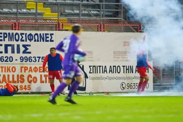 لاعبو نيا سالامينا تعرّضوا للرمي بألعاب نارية أثناء الإحماء (منصة إكس)