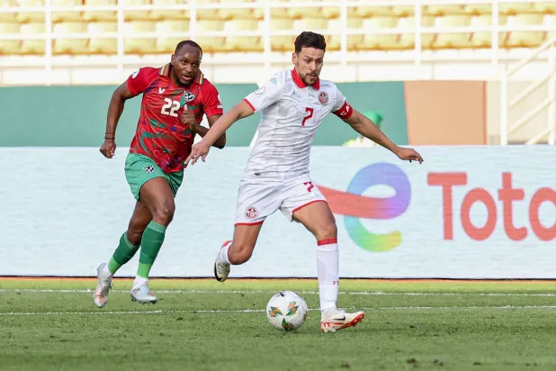 المساكني سجل مباراته الـ100 بمواجهة ناميبيا في «أمم أفريقيا» (أ.ف.ب)