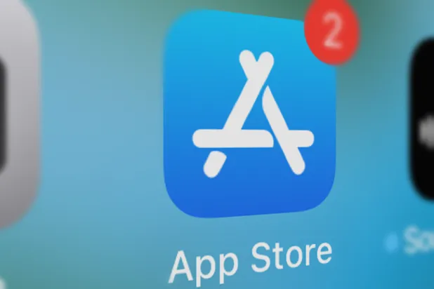 «أبل» أعلنت مؤخرا عن تحديث سياسات متجر التطبيقات الخاص بها مما يسمح للمطورين بالربط بين تطبيقاتهم ومنصات الدفع الخارجية (الشرق الأوسط)