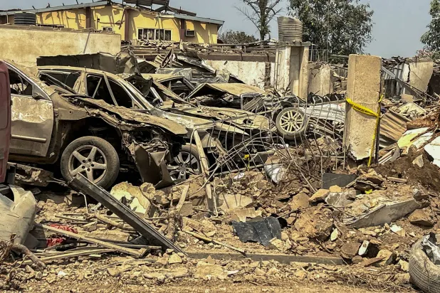 سيارات مدمرة بموقع انفجار في إبادان بنيجيريا يوم 17 يناير 2024 (رويترز)