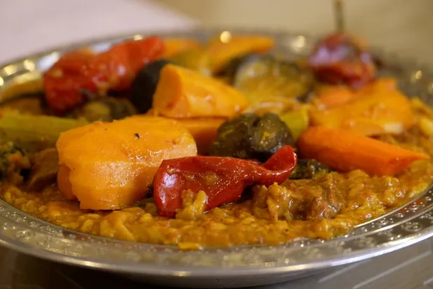 يعد المرقوق أحد أهم الأطباق على المائدة السعودية (الشرق الأوسط)