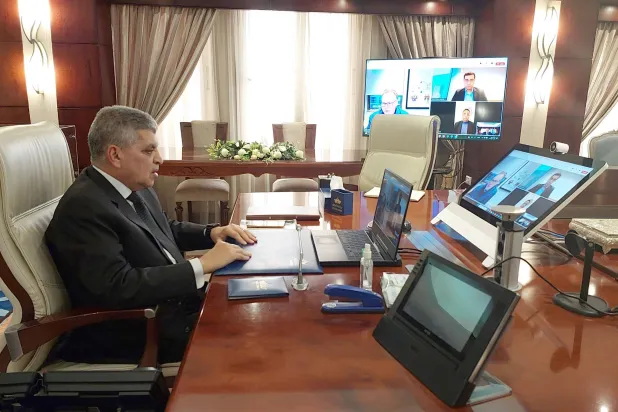 الفريق أسامة ربيع رئيس هيئة قناة السويس خلال اجتماعه مع مسؤولي «ميرسك» (من الموقع الإلكتروني لهيئة قناة السويس)