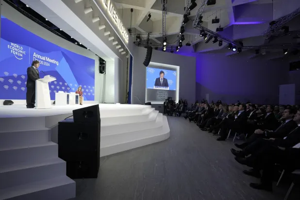 رئيس الأرجنتين خافيير ميلي أثناء إلقائه كلمته في إحدى جلسات منتدى دافوس (أ.ف.ب)