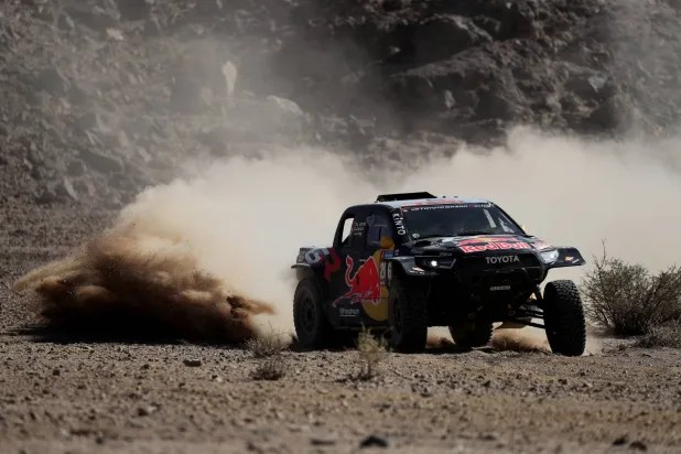 إطارات المتصدر ووصيفه تعرضت للثقوب خلال المرحلة العاشرة من «رالي داكار» (رويترز)