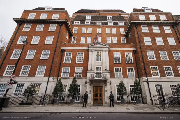 عناصر من الشرطة يقفون خارج مستشفى «لندن كلينيك» الخاص حيث تتعافى أميرة ويلز من عملية جراحية في البطن (إ.ب.أ)