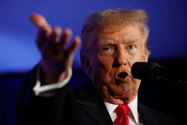 المرشح الرئاسي الجمهوري الرئيس الأميركي السابق دونالد ترمب يتحدث إلى مؤيديه خلال تجمع انتخابي في ولاية نيوهامشير (أ.ف.ب)