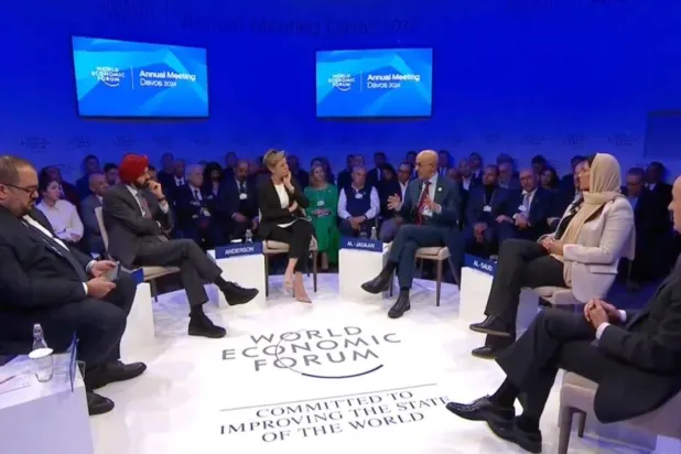 الجلسة الحوارية بعنوان «المملكة... جهود مستمرة نحو اقتصاد أكثر استدامة» في دافوس (الشرق الأوسط)
