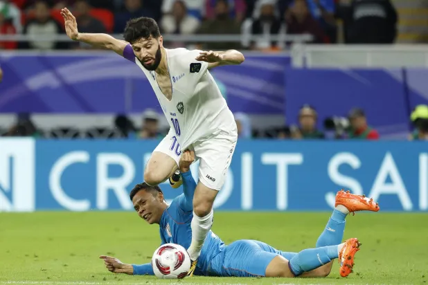 مشاريبوف لاعب النصر السابق في صراع على الكرة مع لاعب هندي (أ.ف.ب)