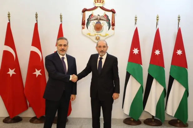 وزير الخارجية الأردني أيمن الصفدي ونظيره التركي هاكان فيدان الخميس في عمان (وكالة الأنباء الأردنية)