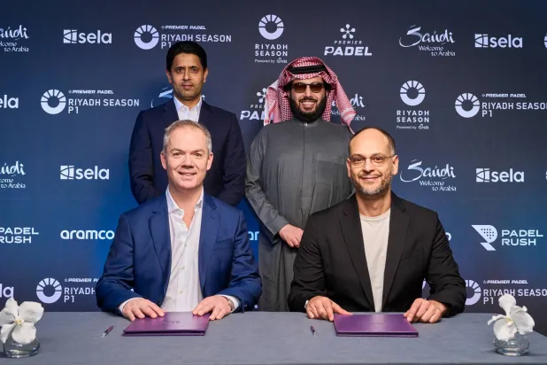 تركي آل الشيخ وناصر الخليفي خلال توقيعهما بطولة «بريميير بادل بي 1» (موسم الرياض) 