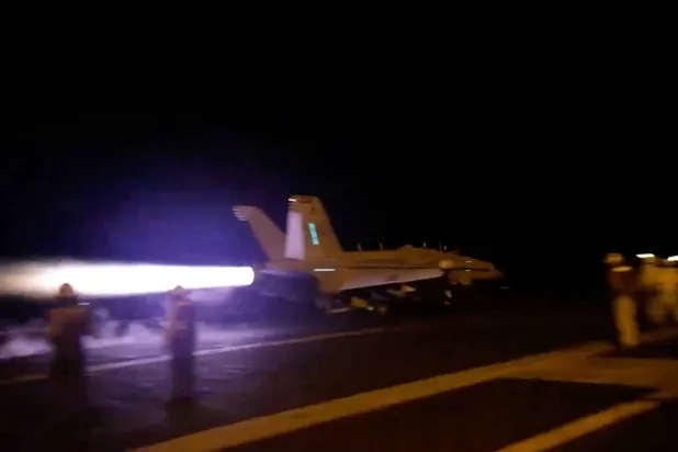 طائرة تقلع للانضمام إلى التحالف الذي تقوده الولايات المتحدة لشن ضربات جوية ضد أهداف عسكرية لميليشيا الحوثي المدعومة من إيران والتي تستهدف الشحن الدولي في البحر الأحمر... الصورة في مكان غير محدد في 12 يناير 2024 (رويترز)