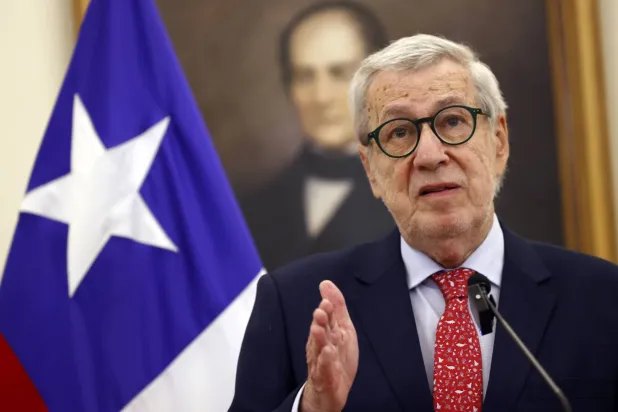 وزير خارجية تشيلي ألبرتو فان كليبرين يلقي كلمة في مؤتمر صحافي في مقر الوزارة في سانتياغو، تشيلي، 18 يناير 2024 (إ.ب.أ)