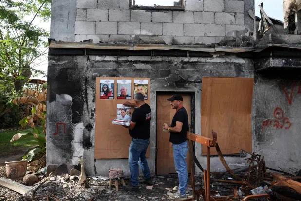 اسرائیل اور غزہ کی پٹی کے درمیان کو الگ کرنے والی دیوار "حماس" کو 7 اکتوبر کو غزہ کی پٹی کے اطراف میں اسرائیلی بستیوں پر "الاقصیٰ طوفان" نامی آپریشن شروع کرنے سے نہ روک سکی (روئٹرز)