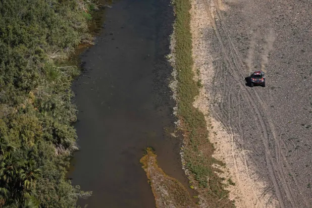 السائق الإسباني لفريق أودي سبورت ساينس يقود سيارته خلال المرحلة الـ11 من رالي داكار بين العلا وينبع (أف.ب)