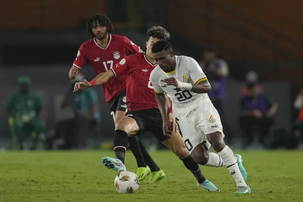 محمد قدوس لاعب منتخب غانا يمر من لاعبي منتخب مصر (غيتي)