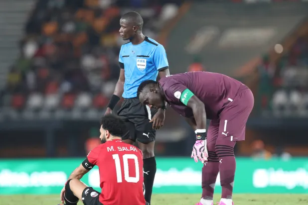 محمد صلاح خرج مصاباً قبل نهاية الشوط الأول من مواجهة غانا (غيتي)