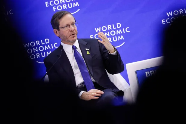 رئيس إسرائيل إسحق هرتسوغ يشارك في حدث خلال الاجتماع السنوي للمنتدى الاقتصادي العالمي 2024 في دافوس (د.ب.أ)