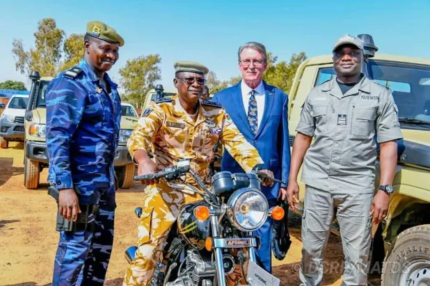 السفارة الأميركية تسلم دراجات وسيارات لحكومة بوركينا فاسو (صفحة السفارة على «فيسبوك»)
